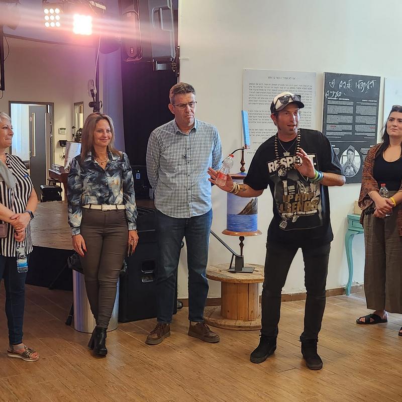 עם בנצי ברופמן בתערוכה הסתכלו להם בעיניים 