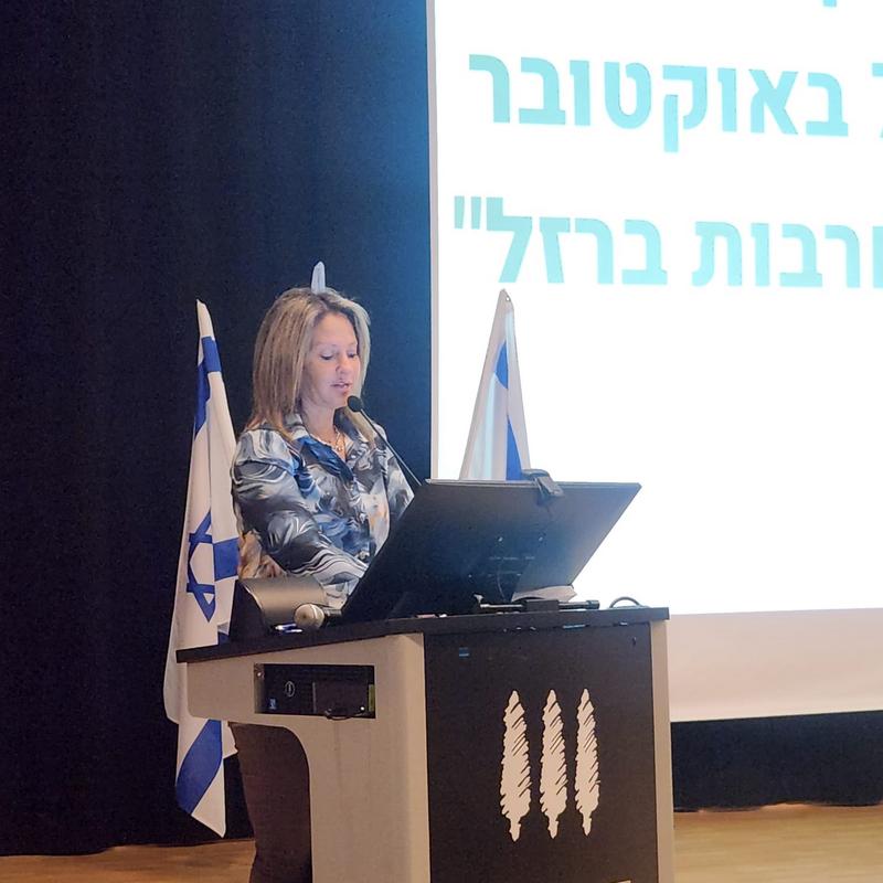 ראשת המועצה בטקס לציון שנתיים לאסון השבעה באוקטובר ולמלחמת חרבות ברזל לעובדות ועובדי המועצה