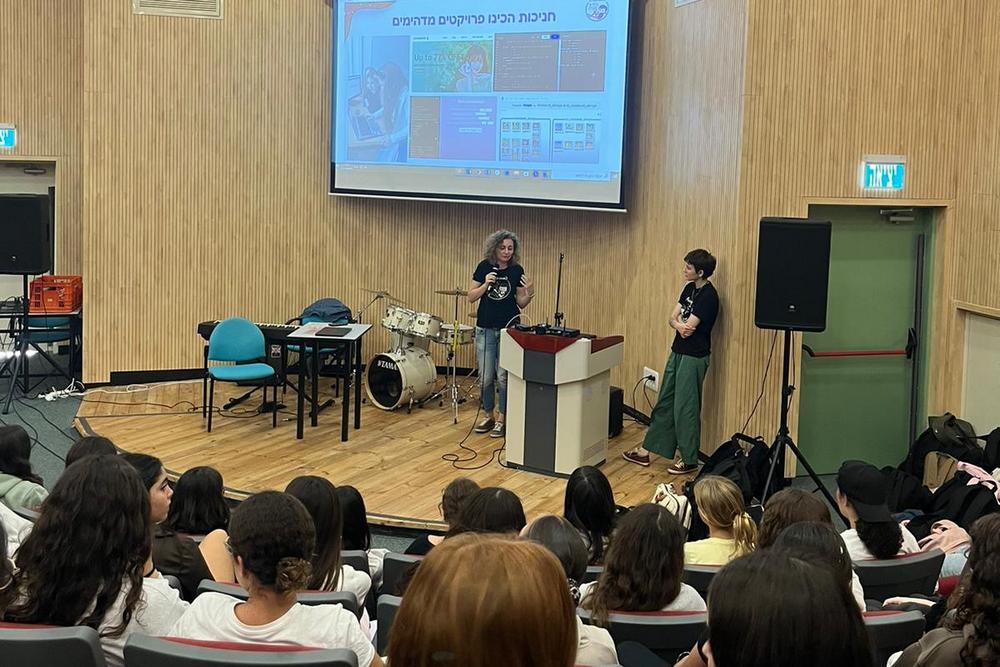 ילדות ונערות במפגש ראשון בתכנית אליס קוד 