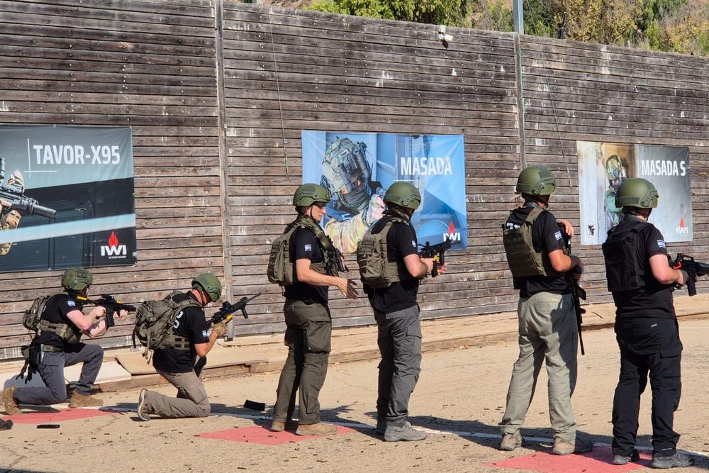 קבוצה באימון ירי במטווח גניגר