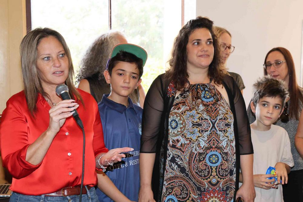 ראשת המועצה עם מייסדת תוכנית העמק והמיזמים ואוצרת התערוכה -  רני ששון