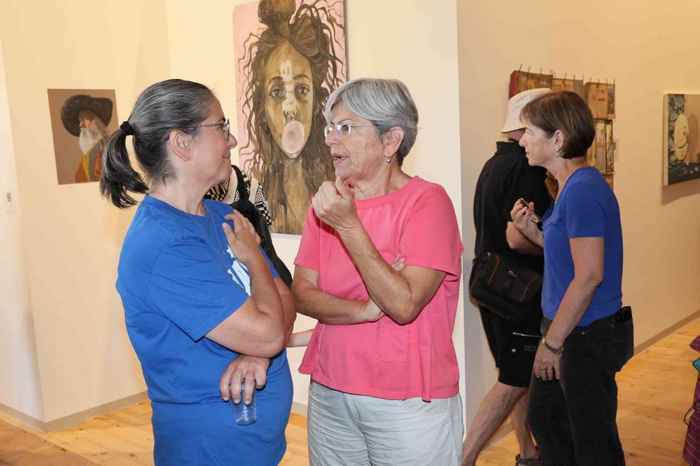 נשים בפתיחת התערוכה מַעֲשֶׂה בְּאָמָּנוּת