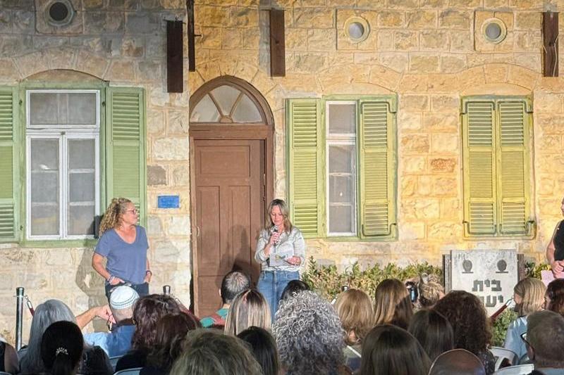 תצוגת אופנה קהילתית להעלאת מודעות לסרטן השד