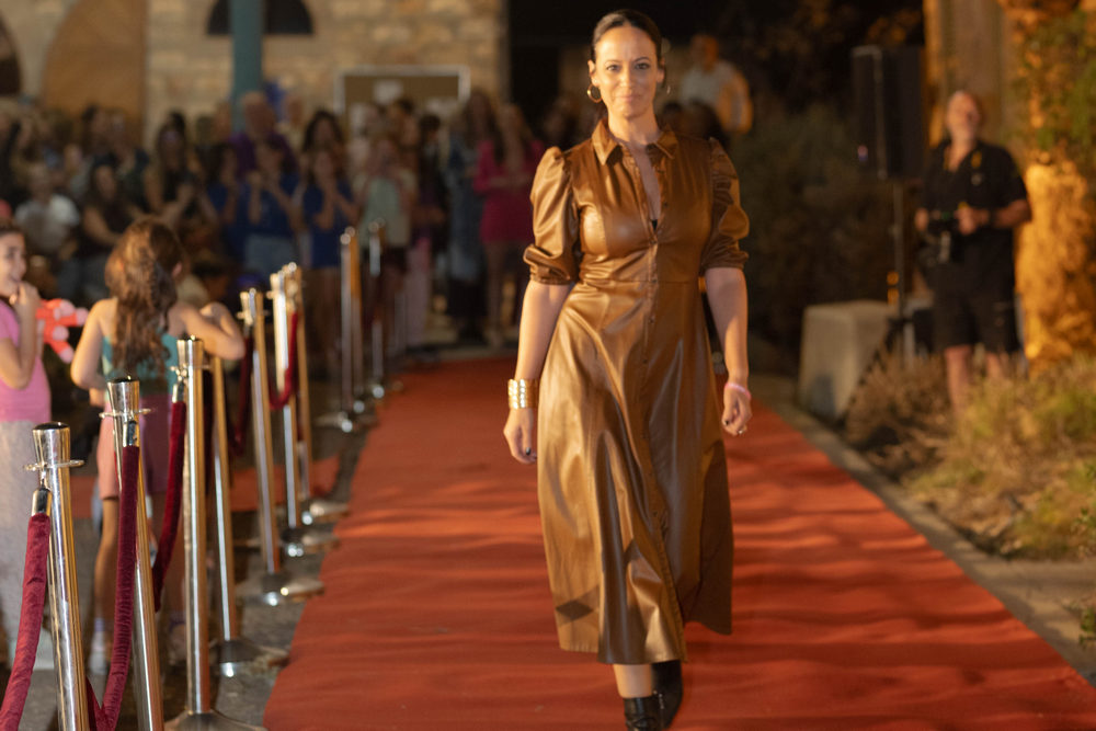 אחת המשתתפות צועדת על המסלול