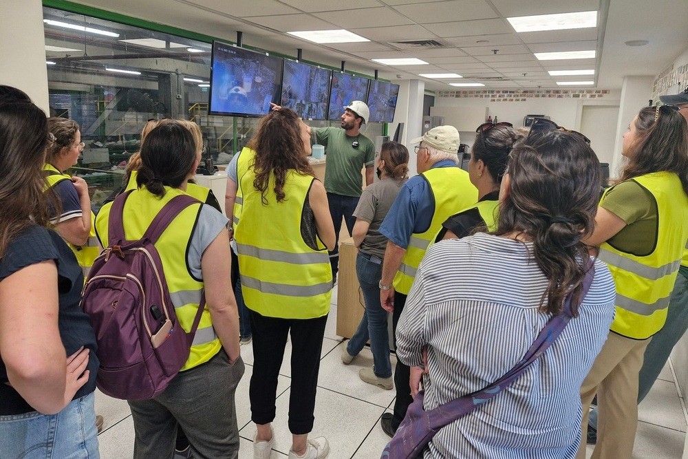 צוות ההוראה במרכז מיון הפסולת אמניר שבעפולה