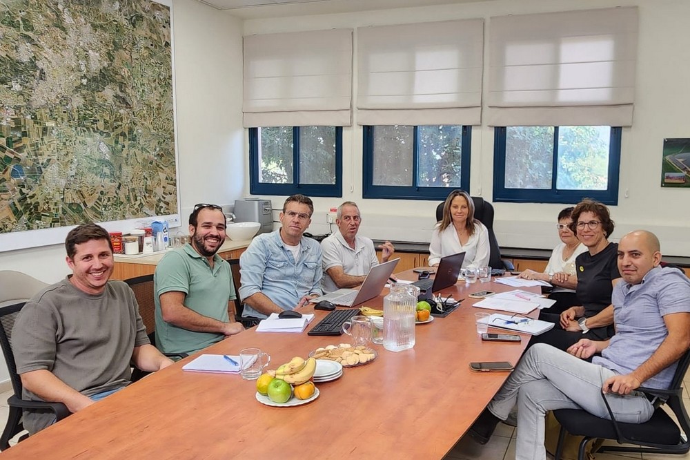 עם משרד הבינוי והשיכון