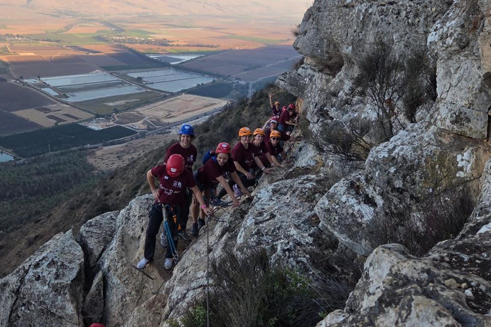 משתתפות המסע בפעילות אתגרית