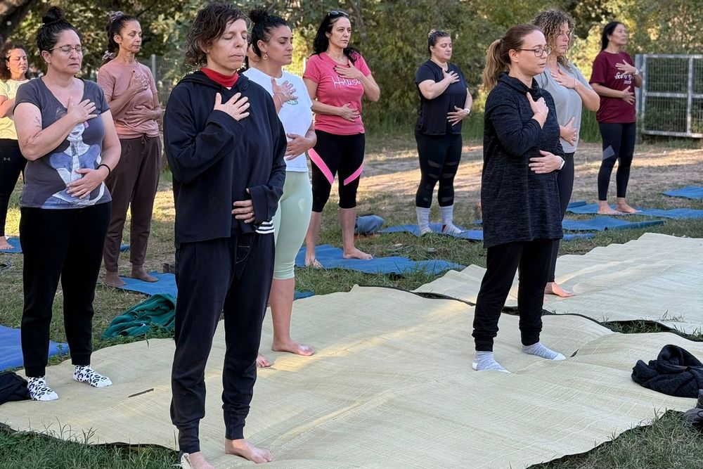 משתתפות המסע בשיעור יוגה