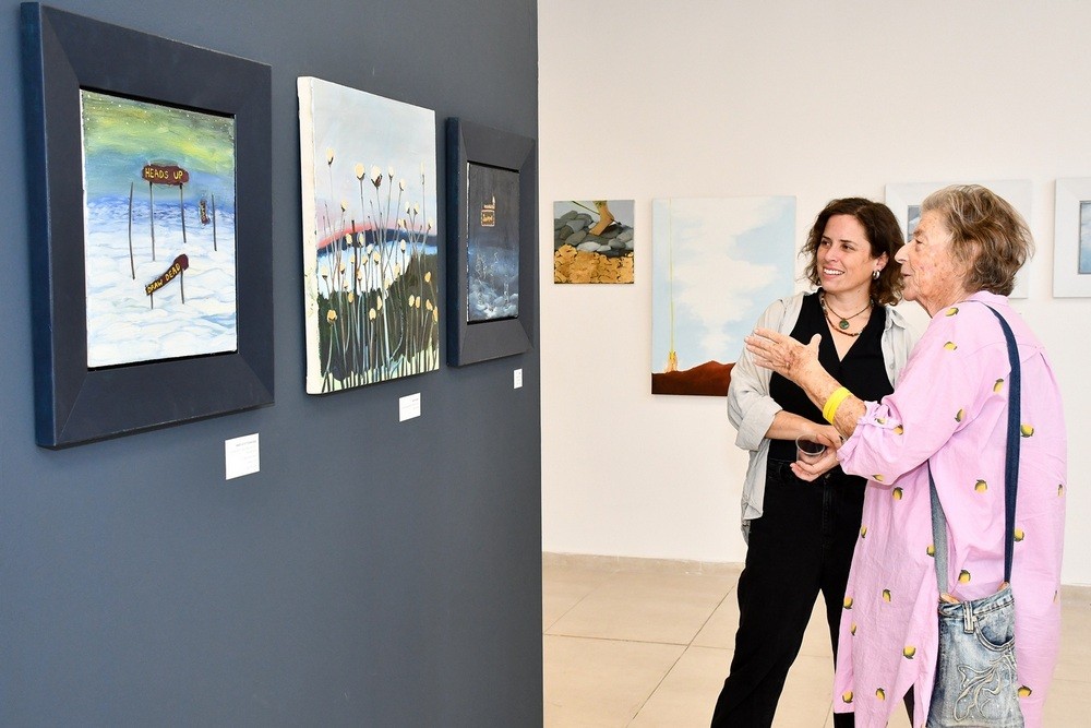 מבקרות בתערוכה 