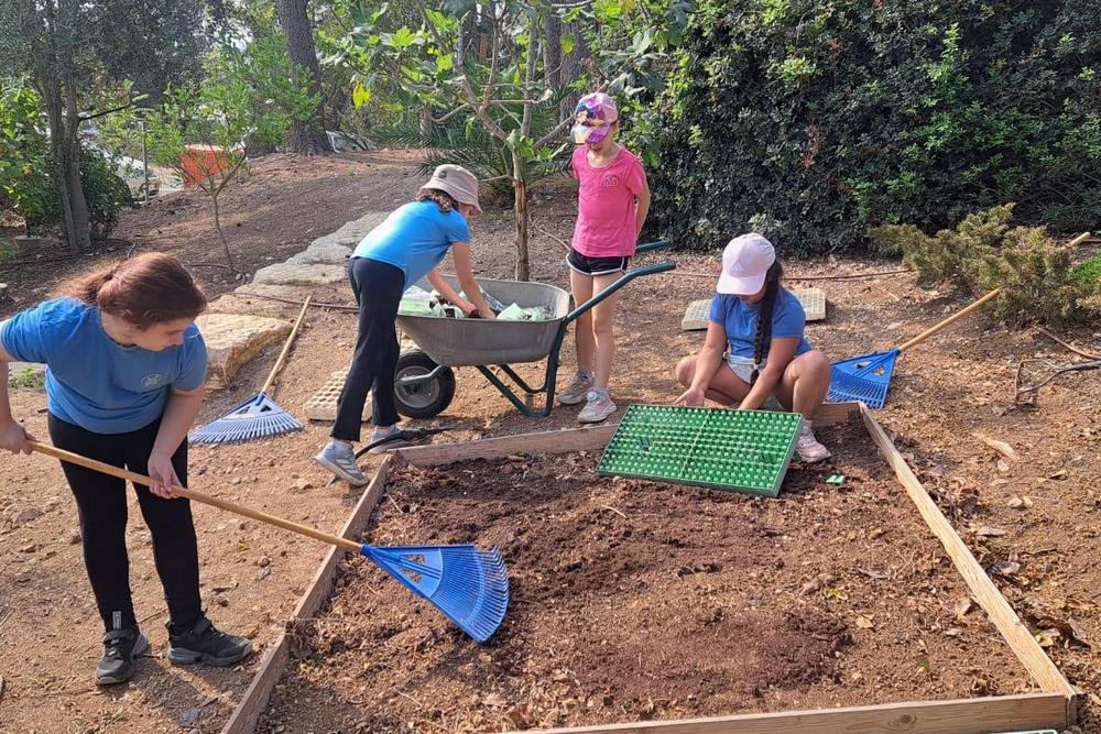 ילדות זורעות פרחי בר