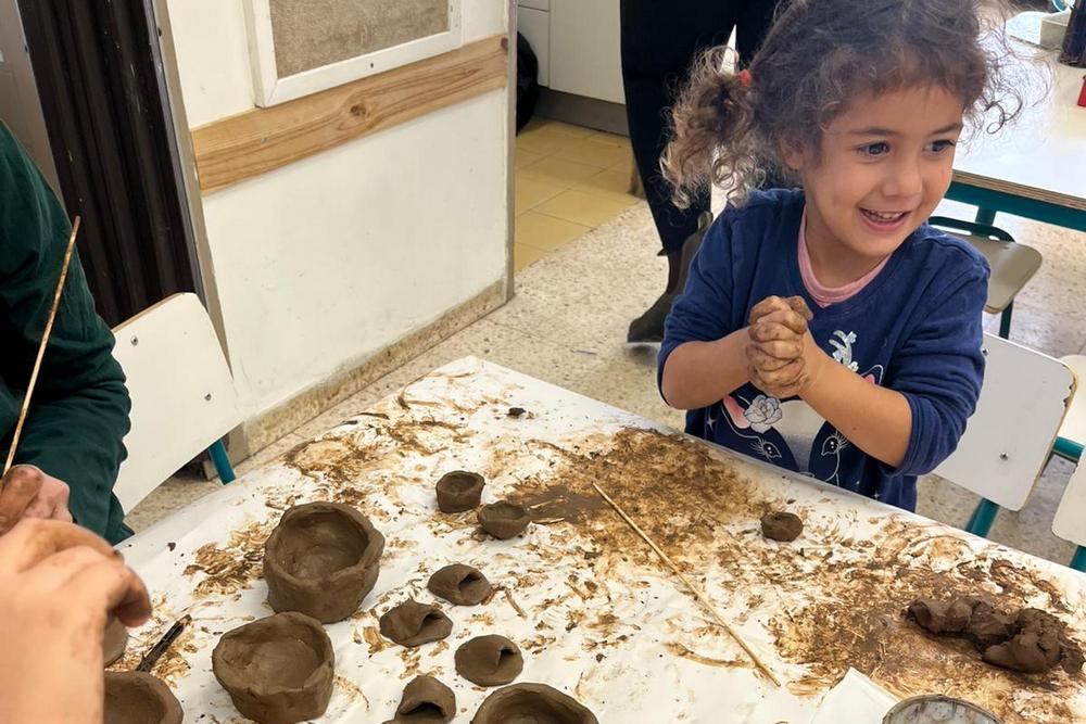 ילדה בפעילות עם בוץ