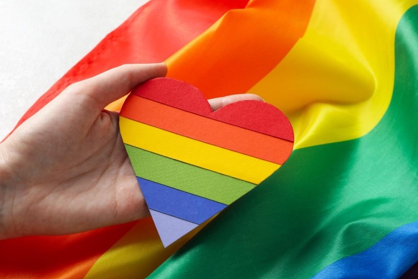 לב עם צבעי דגל הגאווה