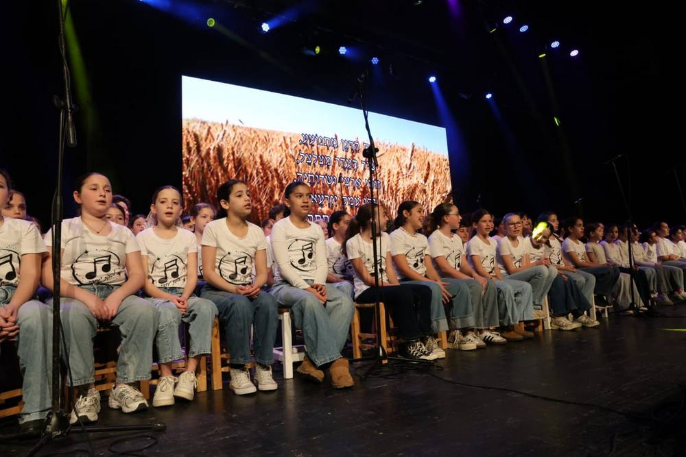 ילדים וילדות יושבים על הבמה