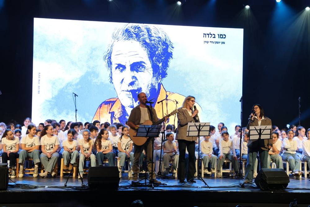 שתי זמקרות ונגן גיטרה ביחד עם הילדים.ות על הבמה