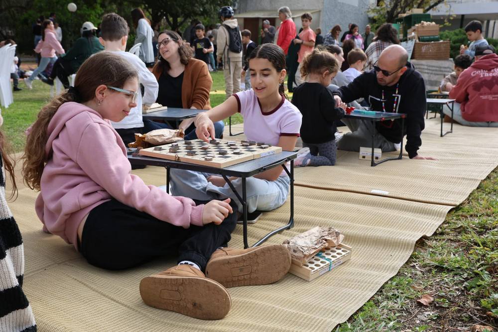 ילדות משחקות שח-מט בכפר הנוער בדברת