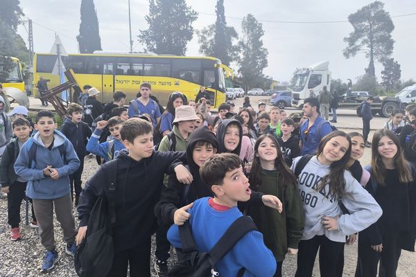 ילדים וילדות בטיול בוץ