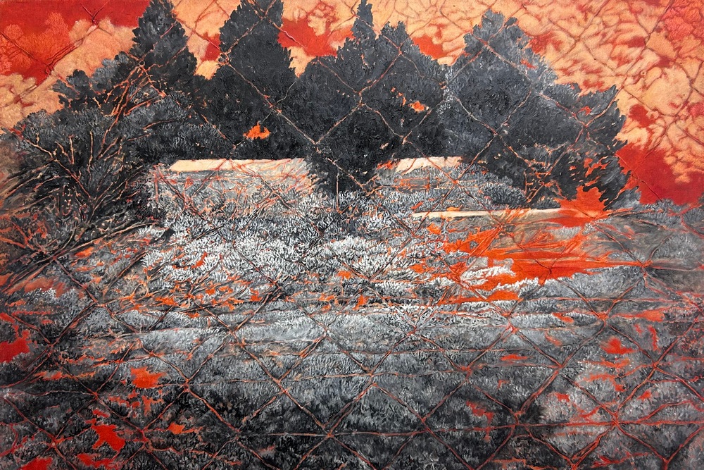 ציור שמן של עצים כהים מאחורי גדר טיל, על רקע שמיים אדומים