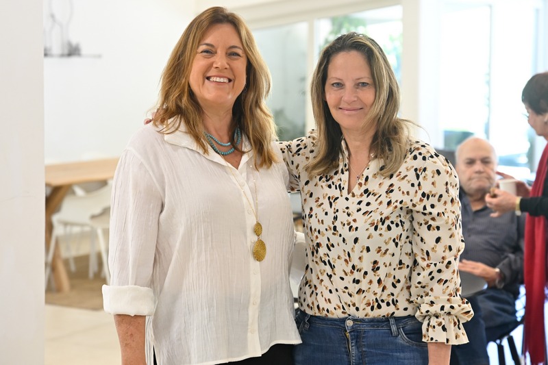 שלומית עם אמנית בתערוכה תקוה