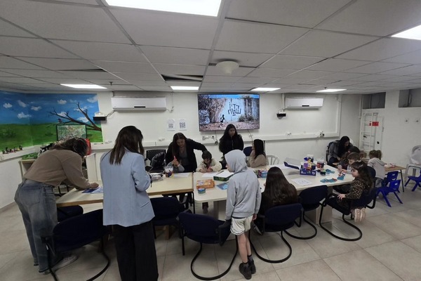 ילדים וילדות בפעילות בשמרטפיה