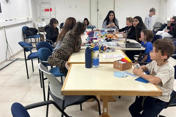 ילדים וילדות בפעילות בשמרטפיה