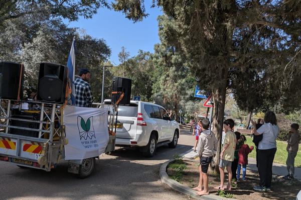 תושבים ותושבות נהנים מעגלת המוזיקה הניידת