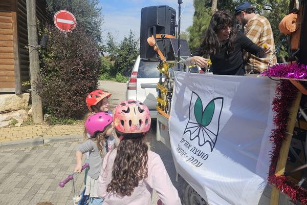 ילדים וילדות ליד עגלת המוסיקה הניידת