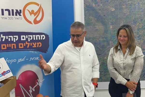 ראשת המועצה בזמן קבלת הציוד הרפואי מעמותת אורות