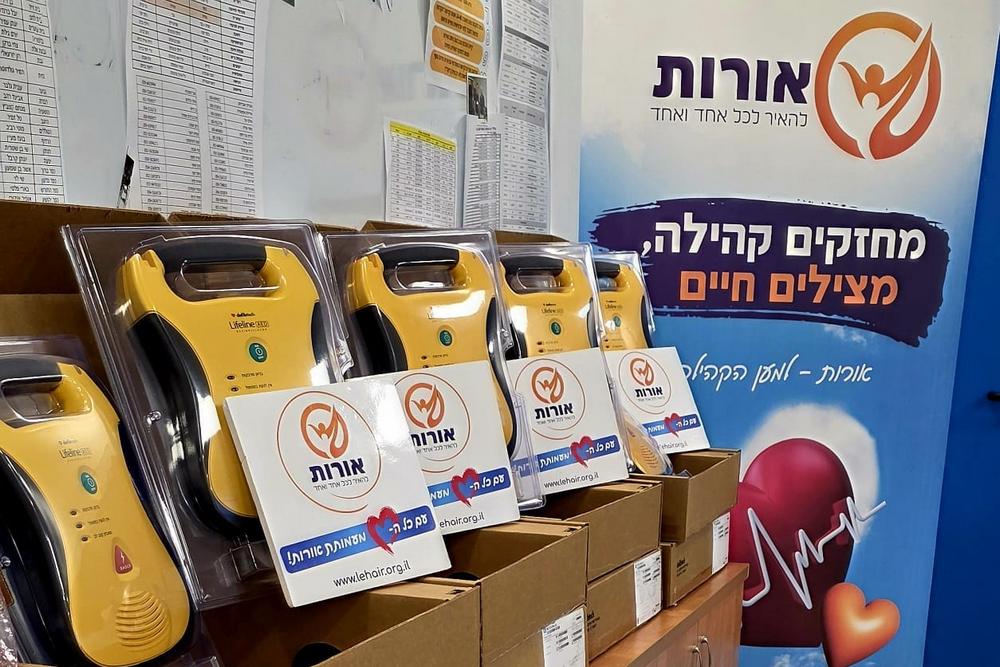 דפיברילטורים ותיקי חובש.ת מקצועיים שהעניקה עמותת אורות למועצה