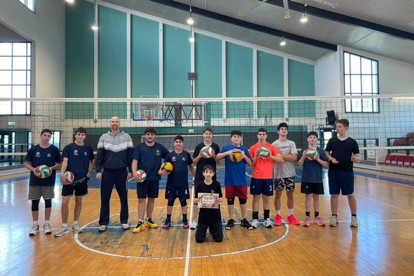 שחקני כדורעף באימון 