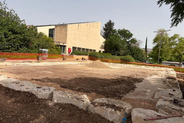 עבודות להקמת מגרש כדורעף החוף הראשון של המועצה