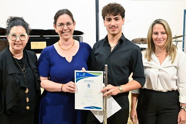 החלילן יונתן גודלי זוכה פרס ראשת המועצה על ביצוע מצטיין ליצירה של מלחינה ברסיטל הבגרות