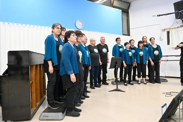 מקהלה שרה על הבמה