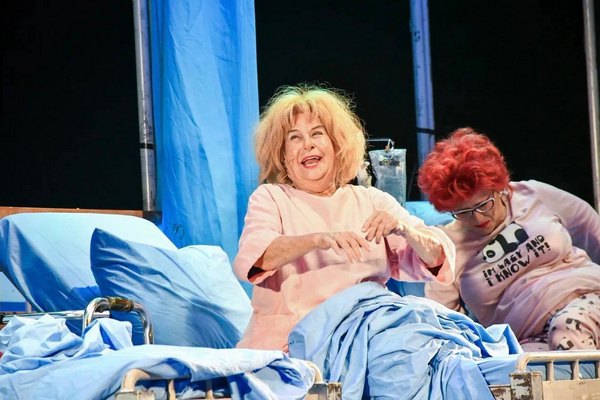 ציפי שביט בסצנה מתוך ההצגה לשחרר את נחמה של תיאטרון חיפה